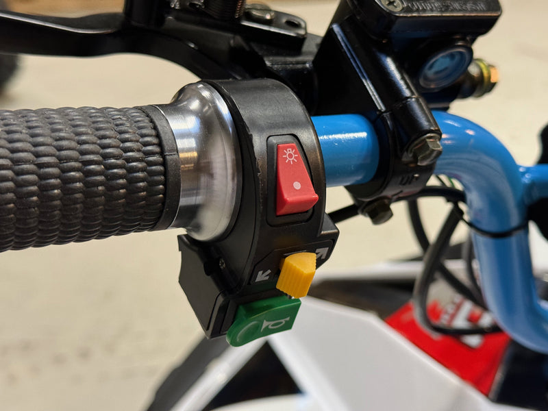 1200W Electric Blue - stor og svært solid bygget barne ATV -  48V m/diff., mekanisk høy/lav gir, 3 effektrinn m.m.