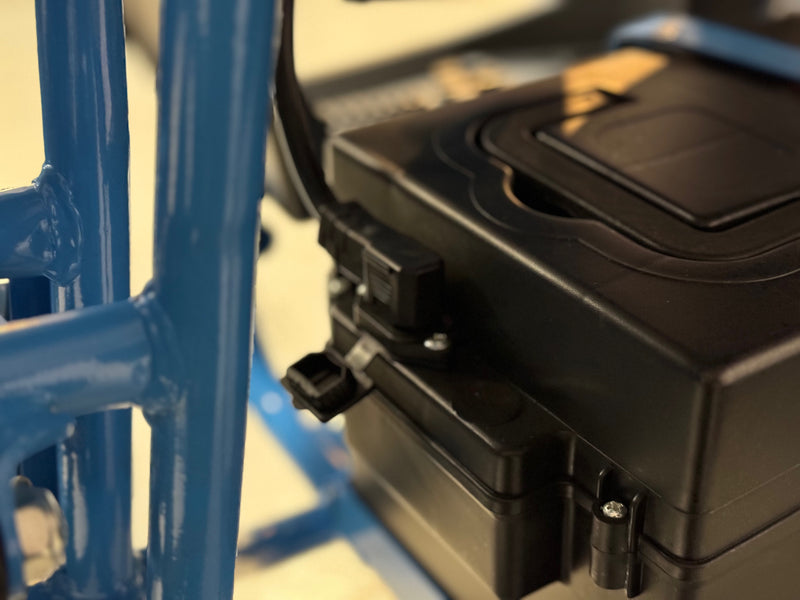 1200W Electric Blue - stor og svært solid bygget barne ATV -  48V m/diff., mekanisk høy/lav gir, 3 effektrinn m.m.