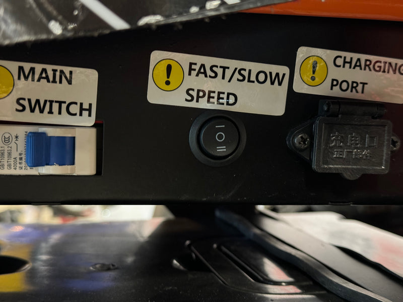 Hovedstrømbryter, ladekontakt og fartsjustering.