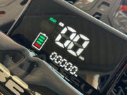 Stort display som viser fart, kjørt distanse og "gir"